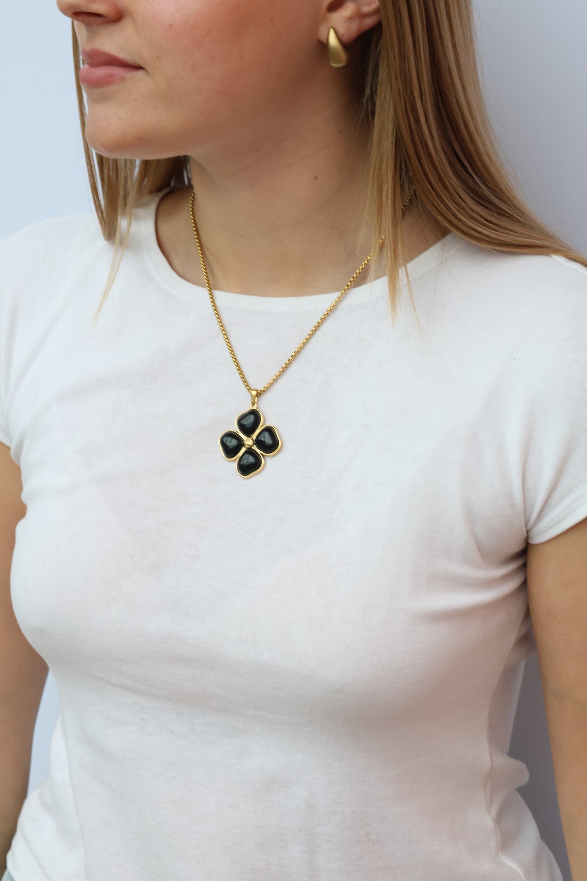 COLLIER LILY