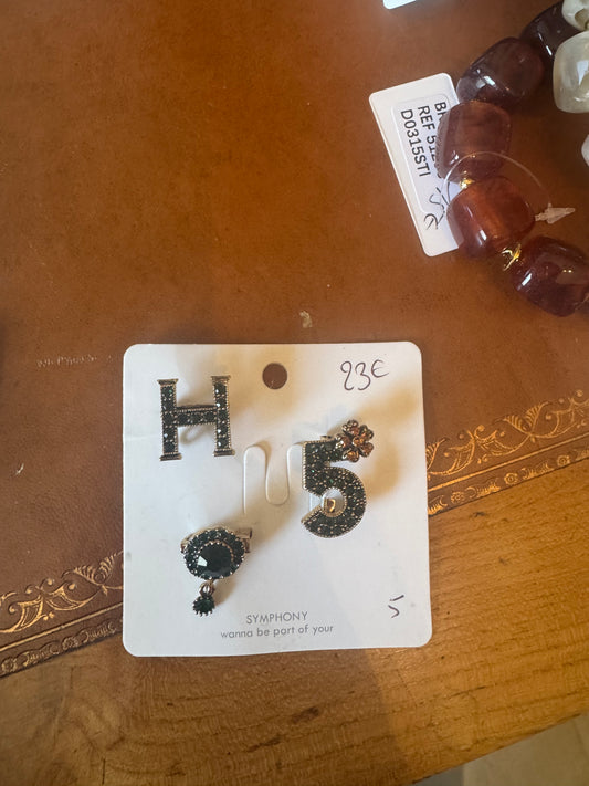 Broche H