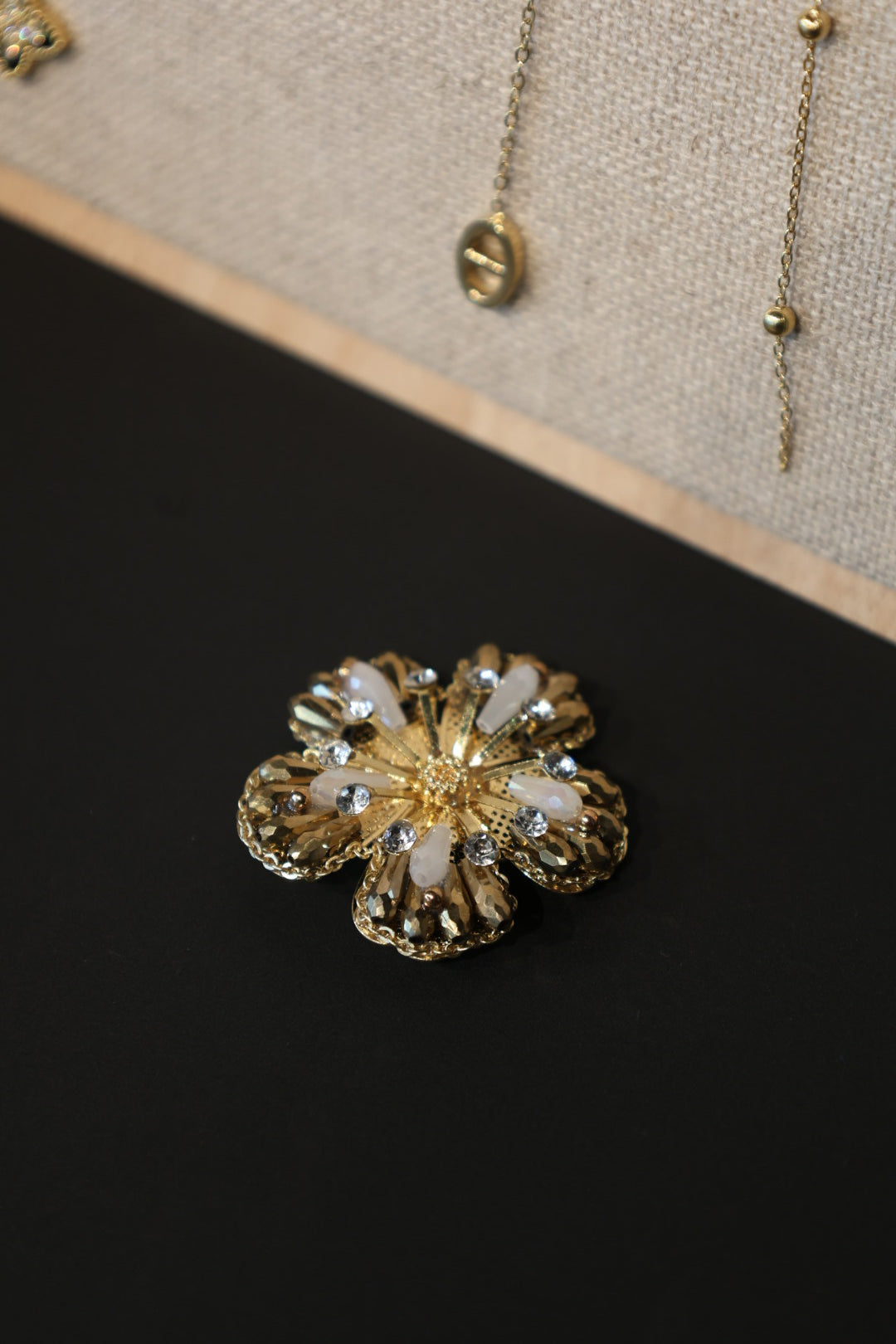 Cache-bouton Emelyne