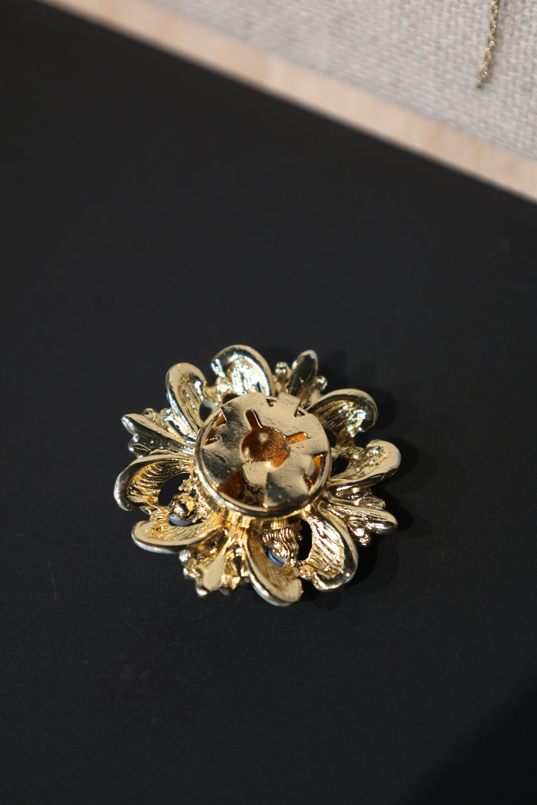 Cache-bouton Éloise