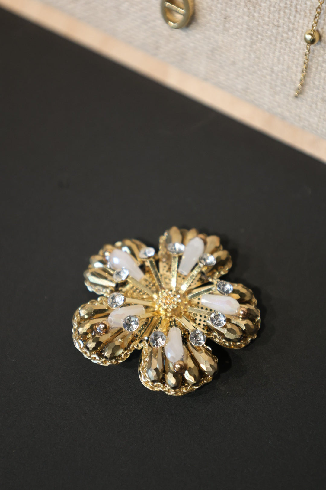 Cache-bouton Emelyne