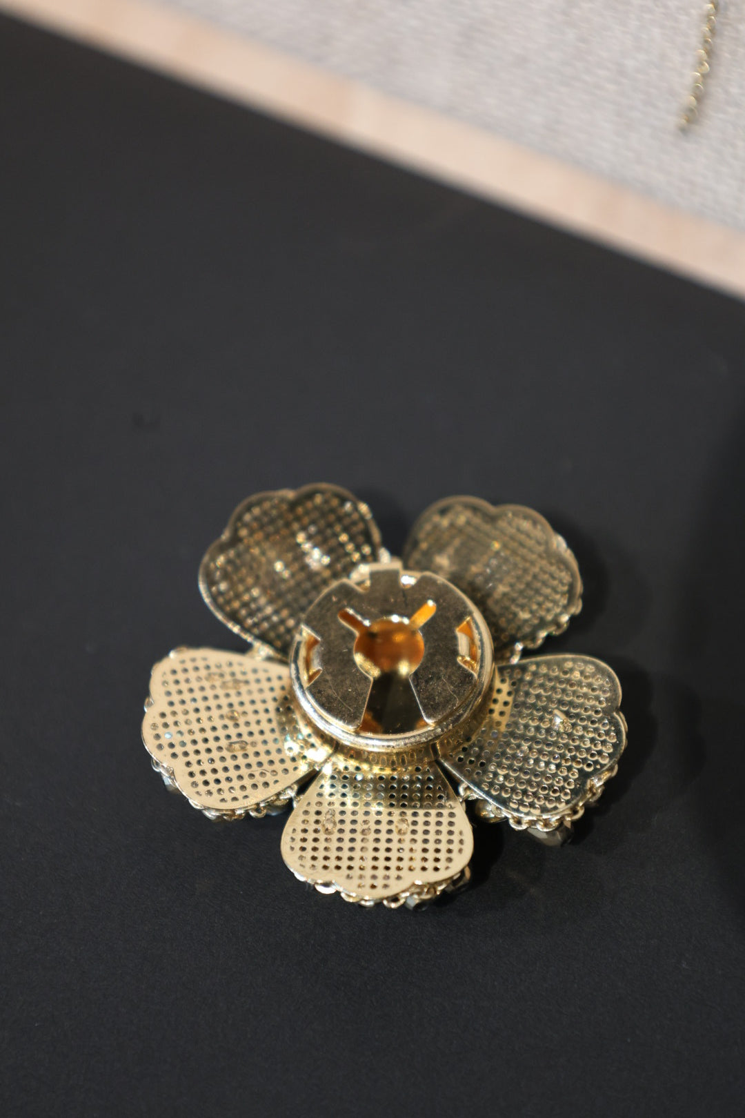 Cache-bouton Emelyne