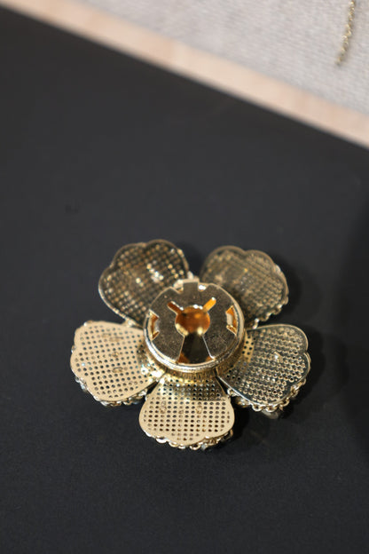 Cache-bouton Emelyne