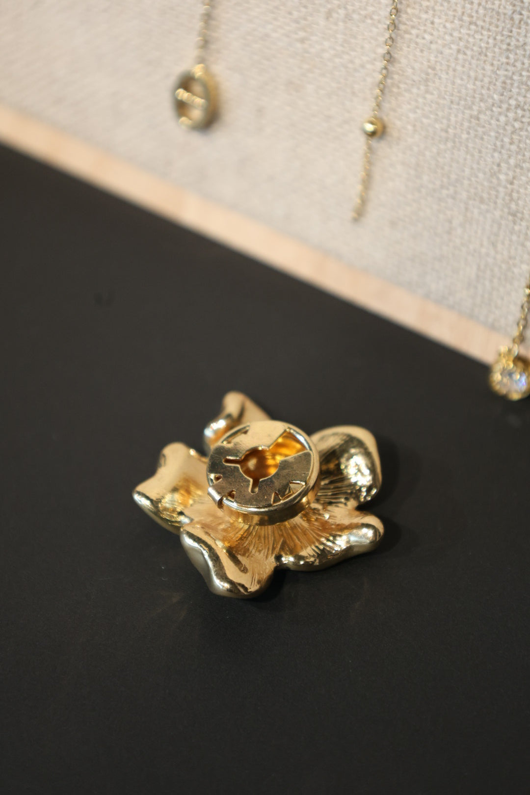 Cache-bouton Domitille